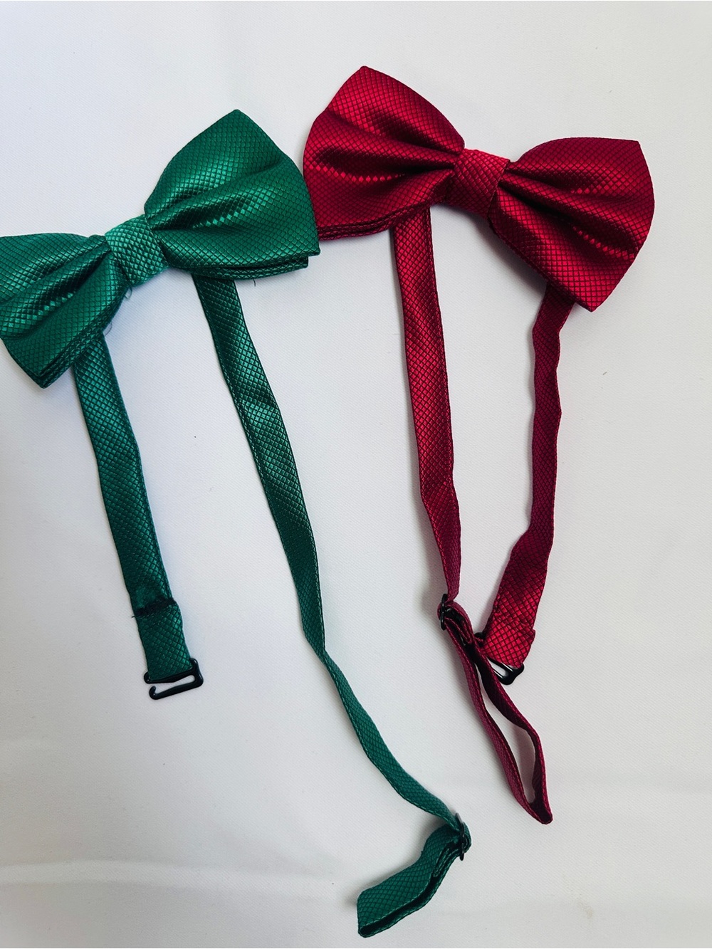 Holiday Set of Adjustable Bow Tie in Green and Red